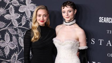 Amanda Seyfried ve Thomasin McKenzie 14 Aralık 2025 'te Hollywood, Los Angeles' ta bulunan Sinema Sanatları ve Bilimleri Akademisi 'nde düzenlenen Searchlight Pictures' ın Ahit of Ann Lee 'sine geldiler.   
