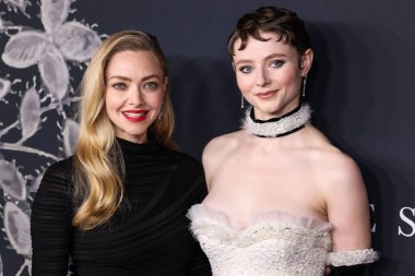 Amanda Seyfried ve Thomasin McKenzie 14 Aralık 2025 'te Hollywood, Los Angeles' ta bulunan Sinema Sanatları ve Bilimleri Akademisi 'nde düzenlenen Searchlight Pictures' ın Ahit of Ann Lee 'sine geldiler.   