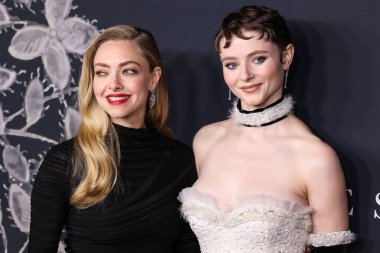 Amanda Seyfried ve Thomasin McKenzie 14 Aralık 2025 'te Hollywood, Los Angeles' ta bulunan Sinema Sanatları ve Bilimleri Akademisi 'nde düzenlenen Searchlight Pictures' ın Ahit of Ann Lee 'sine geldiler.   