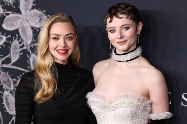 Amanda Seyfried ve Thomasin McKenzie 14 Aralık 2025 'te Hollywood, Los Angeles' ta bulunan Sinema Sanatları ve Bilimleri Akademisi 'nde düzenlenen Searchlight Pictures' ın Ahit of Ann Lee 'sine geldiler.   