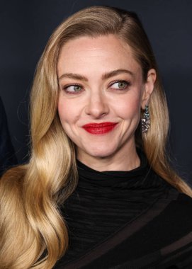 Amerikalı aktris Amanda Seyfried, 14 Aralık 2025 'te Hollywood, Los Angeles' taki Sinema Sanatları ve Bilimleri Akademisi 'nde düzenlenen 