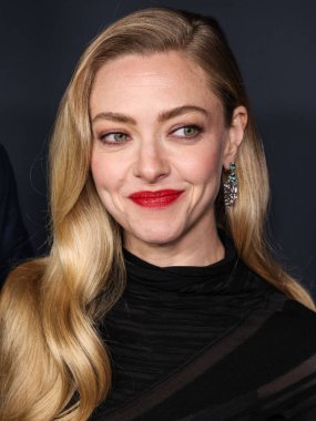 Amerikalı aktris Amanda Seyfried, 14 Aralık 2025 'te Hollywood, Los Angeles' taki Sinema Sanatları ve Bilimleri Akademisi 'nde düzenlenen 