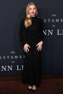 Amerikalı aktris Amanda Seyfried, 14 Aralık 2025 'te Hollywood, Los Angeles' taki Sinema Sanatları ve Bilimleri Akademisi 'nde düzenlenen 