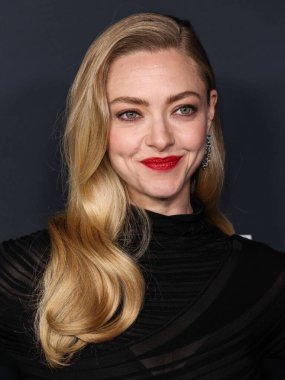 Amerikalı aktris Amanda Seyfried, 14 Aralık 2025 'te Hollywood, Los Angeles' taki Sinema Sanatları ve Bilimleri Akademisi 'nde düzenlenen 