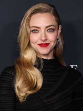 Amerikalı aktris Amanda Seyfried, 14 Aralık 2025 'te Hollywood, Los Angeles' taki Sinema Sanatları ve Bilimleri Akademisi 'nde düzenlenen 