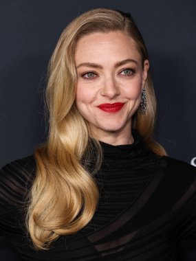 Amerikalı aktris Amanda Seyfried, 14 Aralık 2025 'te Hollywood, Los Angeles' taki Sinema Sanatları ve Bilimleri Akademisi 'nde düzenlenen 