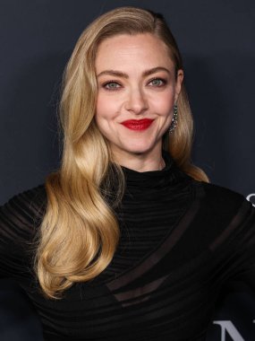 Amerikalı aktris Amanda Seyfried, 14 Aralık 2025 'te Hollywood, Los Angeles' taki Sinema Sanatları ve Bilimleri Akademisi 'nde düzenlenen 