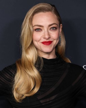 Amerikalı aktris Amanda Seyfried, 14 Aralık 2025 'te Hollywood, Los Angeles' taki Sinema Sanatları ve Bilimleri Akademisi 'nde düzenlenen 