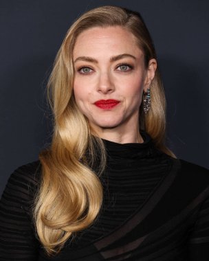Amerikalı aktris Amanda Seyfried, 14 Aralık 2025 'te Hollywood, Los Angeles' taki Sinema Sanatları ve Bilimleri Akademisi 'nde düzenlenen 