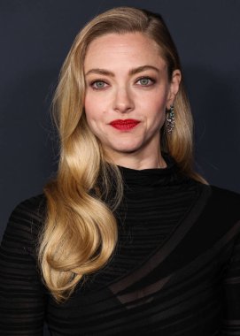 Amerikalı aktris Amanda Seyfried, 14 Aralık 2025 'te Hollywood, Los Angeles' taki Sinema Sanatları ve Bilimleri Akademisi 'nde düzenlenen 