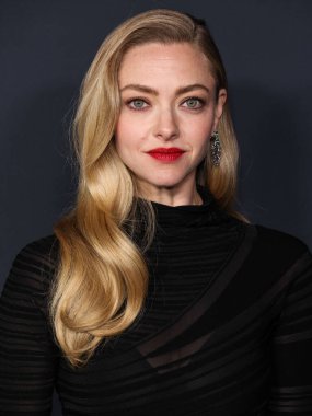 Amerikalı aktris Amanda Seyfried, 14 Aralık 2025 'te Hollywood, Los Angeles' taki Sinema Sanatları ve Bilimleri Akademisi 'nde düzenlenen 