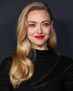 Amerikalı aktris Amanda Seyfried, 14 Aralık 2025 'te Hollywood, Los Angeles' taki Sinema Sanatları ve Bilimleri Akademisi 'nde düzenlenen 