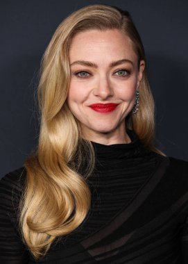 Amerikalı aktris Amanda Seyfried, 14 Aralık 2025 'te Hollywood, Los Angeles' taki Sinema Sanatları ve Bilimleri Akademisi 'nde düzenlenen 