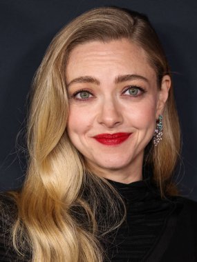 Amerikalı aktris Amanda Seyfried, 14 Aralık 2025 'te Hollywood, Los Angeles' taki Sinema Sanatları ve Bilimleri Akademisi 'nde düzenlenen 