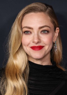 Amerikalı aktris Amanda Seyfried, 14 Aralık 2025 'te Hollywood, Los Angeles' taki Sinema Sanatları ve Bilimleri Akademisi 'nde düzenlenen 