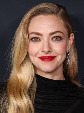 Amerikalı aktris Amanda Seyfried, 14 Aralık 2025 'te Hollywood, Los Angeles' taki Sinema Sanatları ve Bilimleri Akademisi 'nde düzenlenen 