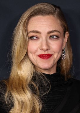 Amerikalı aktris Amanda Seyfried, 14 Aralık 2025 'te Hollywood, Los Angeles' taki Sinema Sanatları ve Bilimleri Akademisi 'nde düzenlenen 