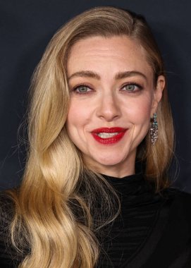 Amerikalı aktris Amanda Seyfried, 14 Aralık 2025 'te Hollywood, Los Angeles' taki Sinema Sanatları ve Bilimleri Akademisi 'nde düzenlenen 
