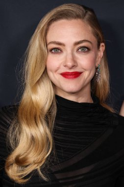 Amerikalı aktris Amanda Seyfried, 14 Aralık 2025 'te Hollywood, Los Angeles' taki Sinema Sanatları ve Bilimleri Akademisi 'nde düzenlenen 