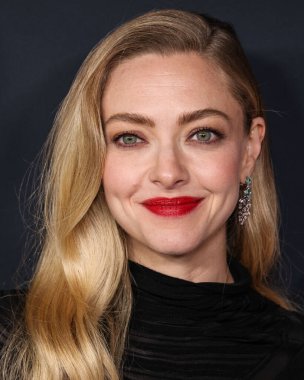 Amerikalı aktris Amanda Seyfried, 14 Aralık 2025 'te Hollywood, Los Angeles' taki Sinema Sanatları ve Bilimleri Akademisi 'nde düzenlenen 