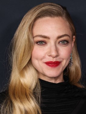 Amerikalı aktris Amanda Seyfried, 14 Aralık 2025 'te Hollywood, Los Angeles' taki Sinema Sanatları ve Bilimleri Akademisi 'nde düzenlenen 