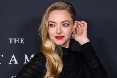 Amerikalı aktris Amanda Seyfried, 14 Aralık 2025 'te Hollywood, Los Angeles' taki Sinema Sanatları ve Bilimleri Akademisi 'nde düzenlenen 