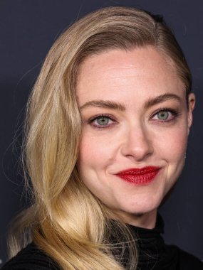 Amerikalı aktris Amanda Seyfried, 14 Aralık 2025 'te Hollywood, Los Angeles' taki Sinema Sanatları ve Bilimleri Akademisi 'nde düzenlenen 