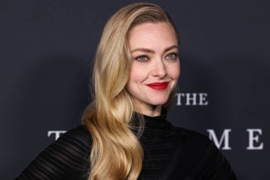 Amerikalı aktris Amanda Seyfried, 14 Aralık 2025 'te Hollywood, Los Angeles' taki Sinema Sanatları ve Bilimleri Akademisi 'nde düzenlenen 