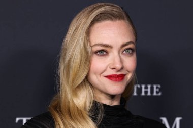 Amerikalı aktris Amanda Seyfried, 14 Aralık 2025 'te Hollywood, Los Angeles' taki Sinema Sanatları ve Bilimleri Akademisi 'nde düzenlenen 