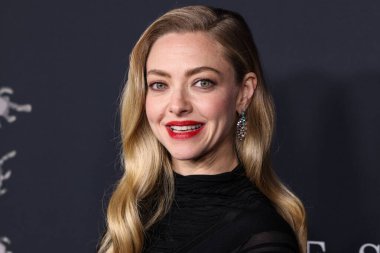 Amerikalı aktris Amanda Seyfried, 14 Aralık 2025 'te Hollywood, Los Angeles' taki Sinema Sanatları ve Bilimleri Akademisi 'nde düzenlenen 