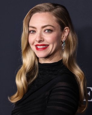 Amerikalı aktris Amanda Seyfried, 14 Aralık 2025 'te Hollywood, Los Angeles' taki Sinema Sanatları ve Bilimleri Akademisi 'nde düzenlenen 