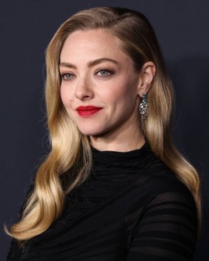 Amerikalı aktris Amanda Seyfried, 14 Aralık 2025 'te Hollywood, Los Angeles' taki Sinema Sanatları ve Bilimleri Akademisi 'nde düzenlenen 