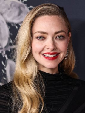 Amerikalı aktris Amanda Seyfried, 14 Aralık 2025 'te Hollywood, Los Angeles' taki Sinema Sanatları ve Bilimleri Akademisi 'nde düzenlenen 