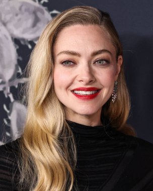 Amerikalı aktris Amanda Seyfried, 14 Aralık 2025 'te Hollywood, Los Angeles' taki Sinema Sanatları ve Bilimleri Akademisi 'nde düzenlenen 