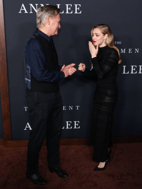 Amerikalı aktör Bill Pullman ve Amerikalı aktris Amanda Seyfried, 14 Aralık 2025 'te Los Angeles Searchlight Pictures' ın Akademi Sinema Sanatları ve Bilimleri - Linwood Dunn Tiyatrosu 'nda düzenlenen' The Testament of Ann Lee 'adlı filminin galasına geldiler.