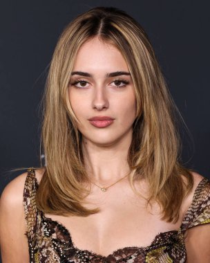 Salih Balta giyen Amerikalı aktris Julia Butters, 14 Aralık 2025 'te Hollywood, Los Angeles' ta bulunan Sinema Sanatları ve Bilimleri Akademisi - Linwood Dunn Tiyatrosu 'nda düzenlenen' The Testament of Ann Lee 'adlı Searchlight Pictures' filminin Los Angeles galasına geldi.  