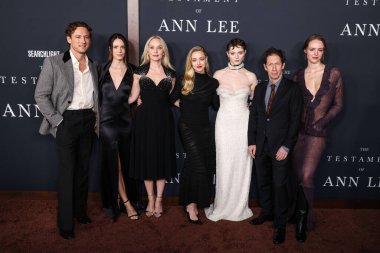 Lewis Pullman, Stacy Martin, Mona Fastvold, Amanda Seyfried, Thomasin McKenzie 14 Aralık 2025 'te Sinema Sanatları ve Bilimleri Akademisi' nde düzenlenen Searchlight Pictures 'ın Los Angeles galasına geldiler.