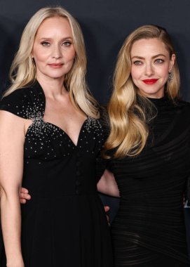 Mona Fastvold ve Amanda Seyfried üzerinde Giorgio Armani ile Los Angeles Searchlight Pictures 'ın 
