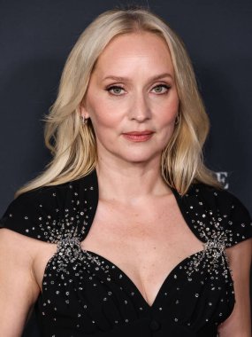 Prada giyen Norveçli film yapımcısı ve aktris Mona Fastvold, 14 Aralık 2025 'te Sinema Sanatları ve Bilimleri Akademisi' nde düzenlenen Searchlight Pictures 'ın Los Angeles galasına geldi.  