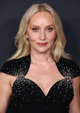 Prada giyen Norveçli film yapımcısı ve aktris Mona Fastvold, 14 Aralık 2025 'te Sinema Sanatları ve Bilimleri Akademisi' nde düzenlenen Searchlight Pictures 'ın Los Angeles galasına geldi.  