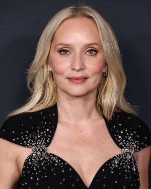 Prada giyen Norveçli film yapımcısı ve aktris Mona Fastvold, 14 Aralık 2025 'te Sinema Sanatları ve Bilimleri Akademisi' nde düzenlenen Searchlight Pictures 'ın Los Angeles galasına geldi.  