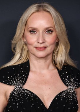 Prada giyen Norveçli film yapımcısı ve aktris Mona Fastvold, 14 Aralık 2025 'te Sinema Sanatları ve Bilimleri Akademisi' nde düzenlenen Searchlight Pictures 'ın Los Angeles galasına geldi.  