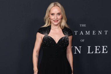 Prada giyen Norveçli film yapımcısı ve aktris Mona Fastvold, 14 Aralık 2025 'te Sinema Sanatları ve Bilimleri Akademisi' nde düzenlenen Searchlight Pictures 'ın Los Angeles galasına geldi.  