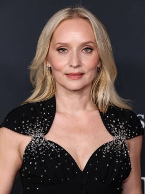 Prada giyen Norveçli film yapımcısı ve aktris Mona Fastvold, 14 Aralık 2025 'te Sinema Sanatları ve Bilimleri Akademisi' nde düzenlenen Searchlight Pictures 'ın Los Angeles galasına geldi.  