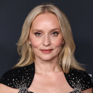 Prada giyen Norveçli film yapımcısı ve aktris Mona Fastvold, 14 Aralık 2025 'te Sinema Sanatları ve Bilimleri Akademisi' nde düzenlenen Searchlight Pictures 'ın Los Angeles galasına geldi.  