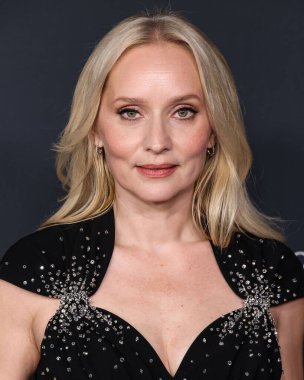 Prada giyen Norveçli film yapımcısı ve aktris Mona Fastvold, 14 Aralık 2025 'te Sinema Sanatları ve Bilimleri Akademisi' nde düzenlenen Searchlight Pictures 'ın Los Angeles galasına geldi.  