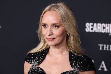 Prada giyen Norveçli film yapımcısı ve aktris Mona Fastvold, 14 Aralık 2025 'te Sinema Sanatları ve Bilimleri Akademisi' nde düzenlenen Searchlight Pictures 'ın Los Angeles galasına geldi.  