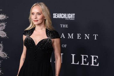 Prada giyen Norveçli film yapımcısı ve aktris Mona Fastvold, 14 Aralık 2025 'te Sinema Sanatları ve Bilimleri Akademisi' nde düzenlenen Searchlight Pictures 'ın Los Angeles galasına geldi.  