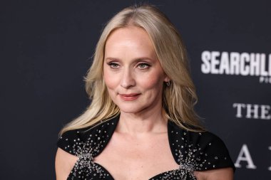 Prada giyen Norveçli film yapımcısı ve aktris Mona Fastvold, 14 Aralık 2025 'te Sinema Sanatları ve Bilimleri Akademisi' nde düzenlenen Searchlight Pictures 'ın Los Angeles galasına geldi.  