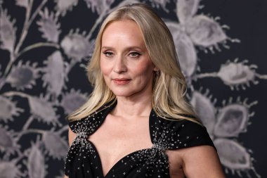 Prada giyen Norveçli film yapımcısı ve aktris Mona Fastvold, 14 Aralık 2025 'te Sinema Sanatları ve Bilimleri Akademisi' nde düzenlenen Searchlight Pictures 'ın Los Angeles galasına geldi.  